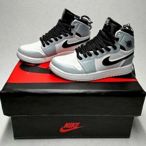 Air Jordan 1 Retro High Light Smoke Grey Sneaker Keychain Pair Shoe Box 3D Gift